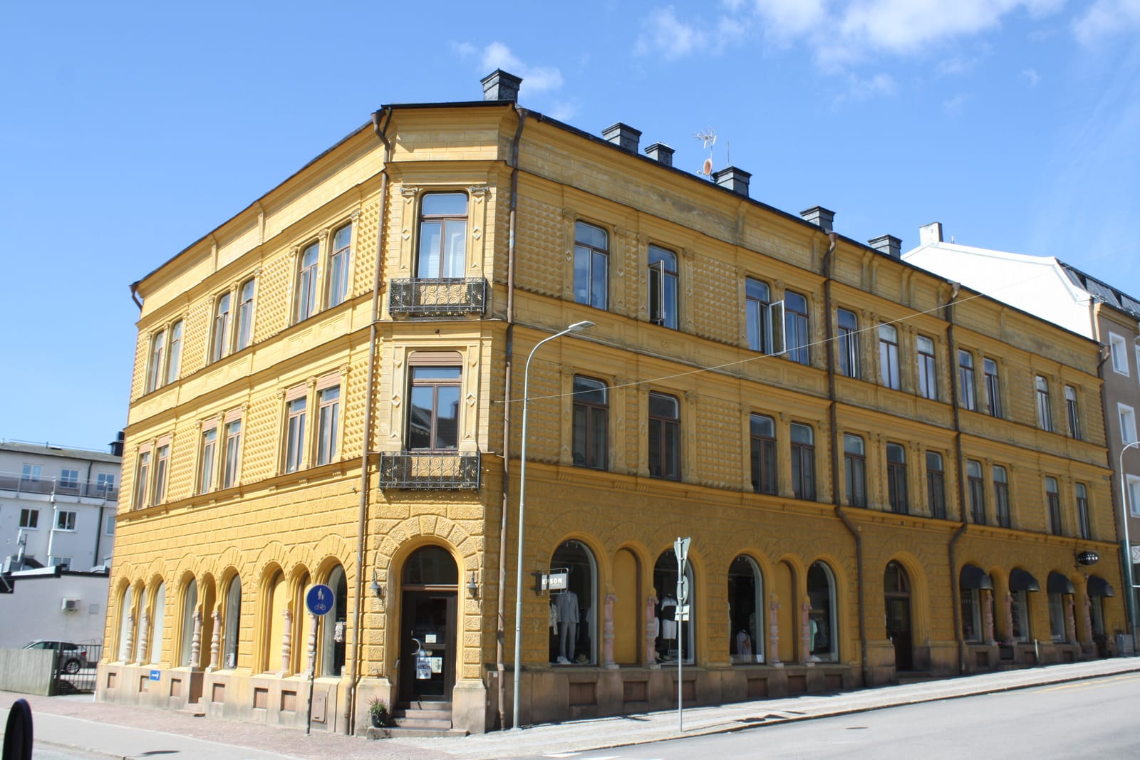 Karlagatan 1