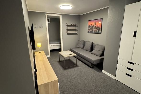 Möblerad källarlägenhet med egen entré