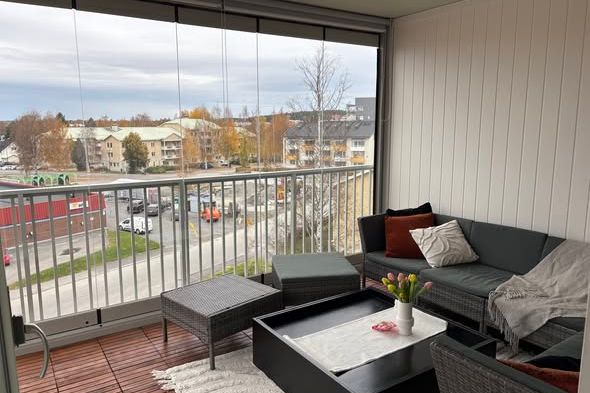 Ljus 2:a med inglasad balkong i centrum