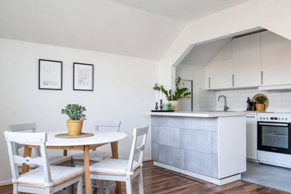 Ljus 2:a högst upp med p-plats Halmstad