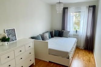 Ljust rum i Solna nära pendeln