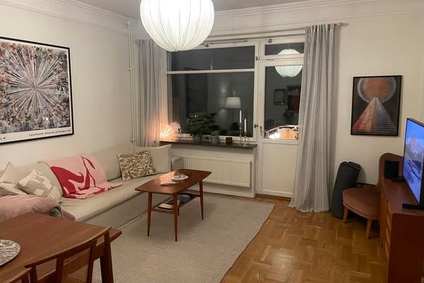 Möblerad 2:a i Årsta nära cityliv & natur