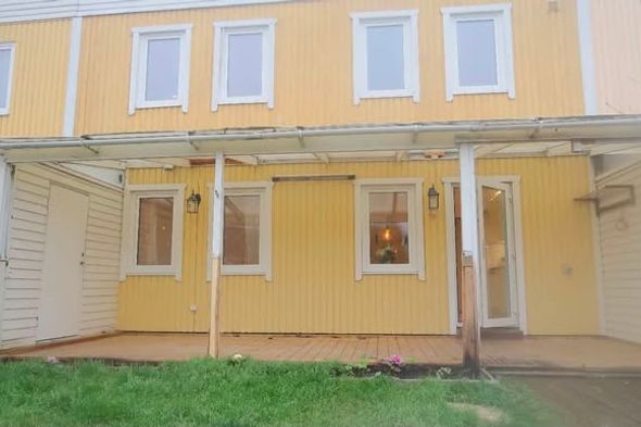 Radhus i Täby Kyrkby med pool
