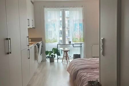 Modern etta i Barkarbystaden nära pendel