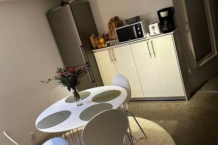 Möblerat rum i lugnt kvinnoboende Täby