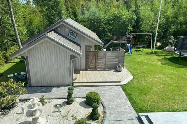 Charmig stuga i naturskönt Alsjön med loft
