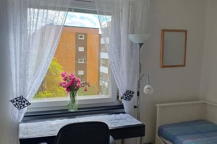 Rum med balkong i naturnära Högsätra