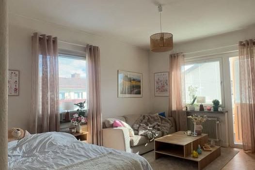 Ljus 1:a med balkong nära centrum