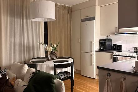 Ljus 1:a med balkong nära centrum