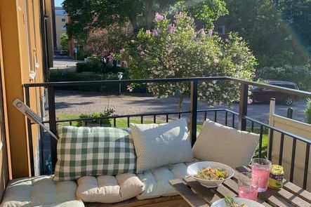 Solig möblerad etta i Sundbyberg