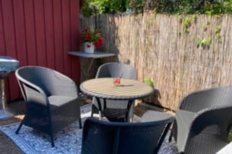 Möblerad 2:a i Väla by med uteplats