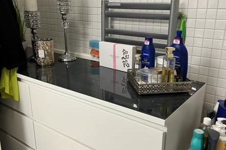 Stor 2:a med uteplats & balkong i Husby