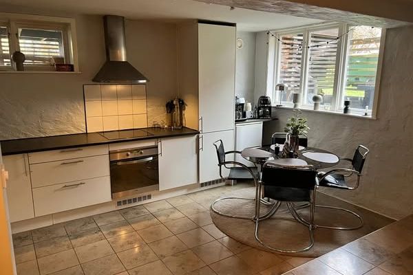 Charmig källarlägenhet med trädgård, Örgryte