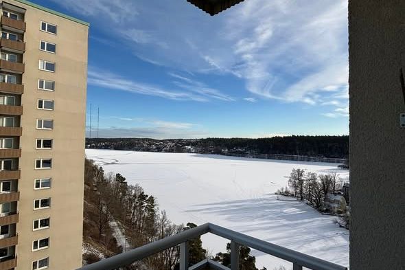 Mysig 2:a med balkong vid Järlasjön
