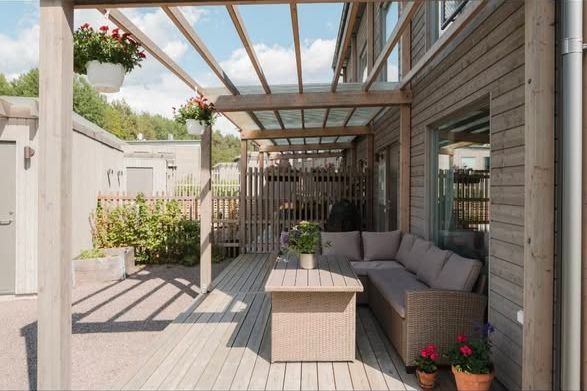 Modernt radhus i Stenby nära naturen