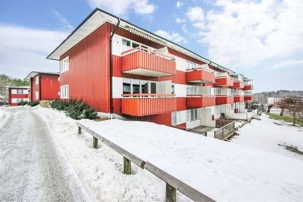 Fräsch 2:a i markplan med stor balkong