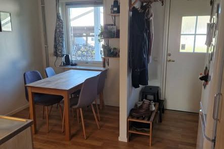 Charmig 1:a med balkong på Norra Fäladen