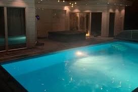 Attefallshus med pool i Segeltorp