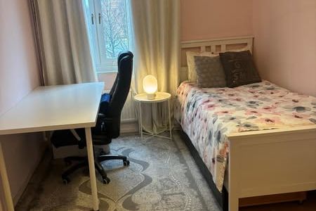 Möblerat rum i lugnt och grönt Hallunda