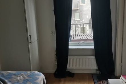 Inneboende kvinna i Nya Hovås nära hav