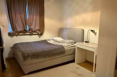 Möblerat rum med egen toalett i Solna