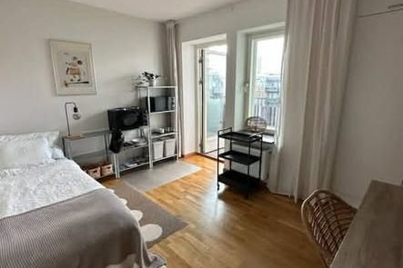 Ljust möblerat rum m balkong Årstadal