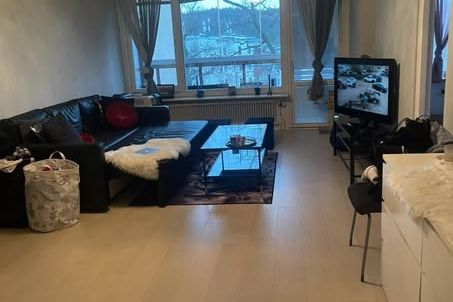 Ljus 1:a i Nacka med inglasad balkong