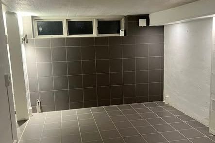Rymlig 1:a med egen ingång & parkering