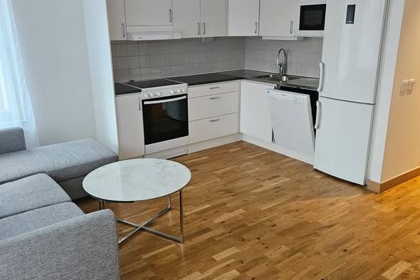 1:a m balkong & p-plats i Hässelby