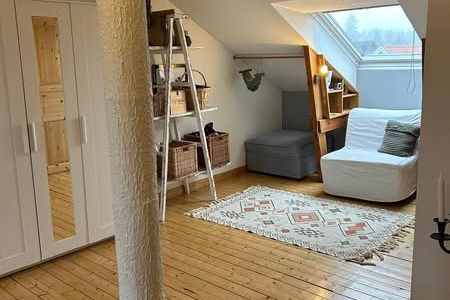 Charmig 4:a med takbjälkar på Skiljebo