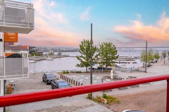 Möblerad etta vid hamnen för pendlare