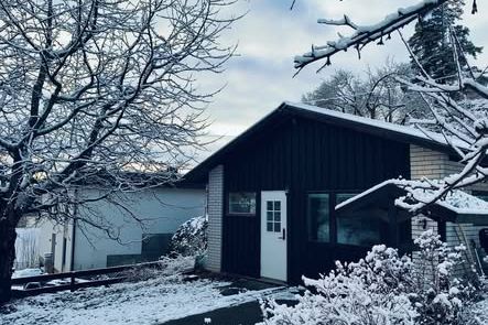 Topprenoverat minihus nära sjö & natur
