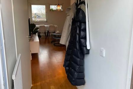Möblerad etta med balkong nära S:t Hans