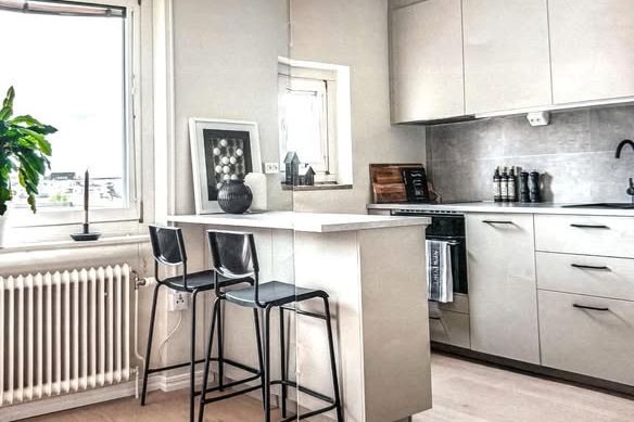 Modern etta i Solna med balkong nära natur
