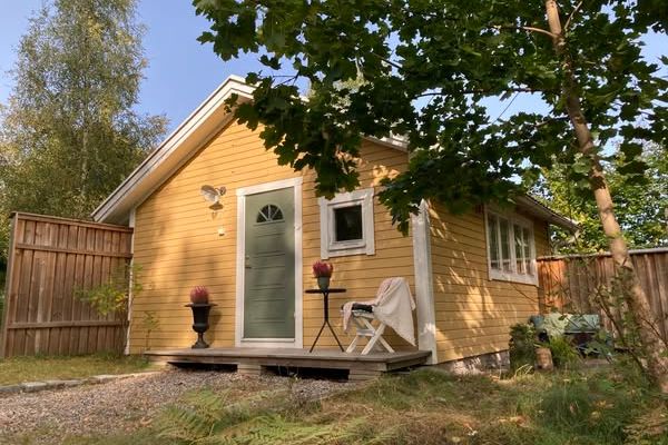 Charmig stuga i Vaxholm nära hav och natur