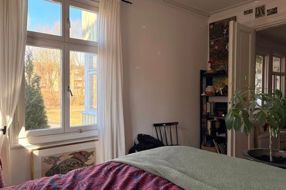 Rum i kreativ villa vid Långbroparken