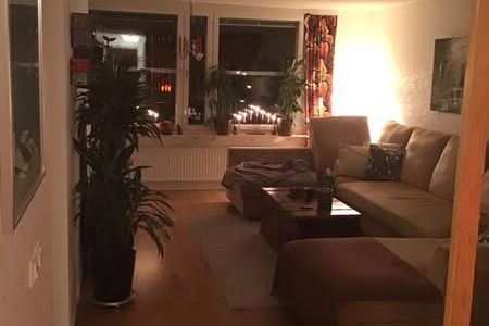 Möblerat rum i rymlig 5:a nära T-bana