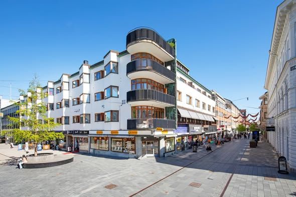 Rymlig etta med balkong centralt