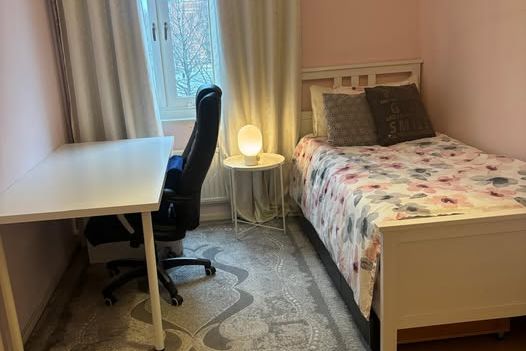Möblerat rum i lugnt hem nära T-banan