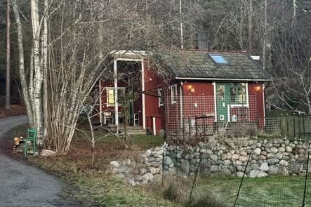 Charmigt hus i Täby nära sjö och skog