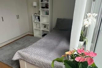Möblerat rum nära Barkarby pendel