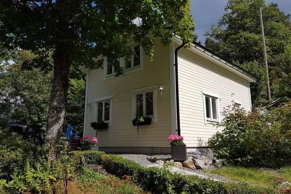 Sjöfast stuga i Ågesta med brygga