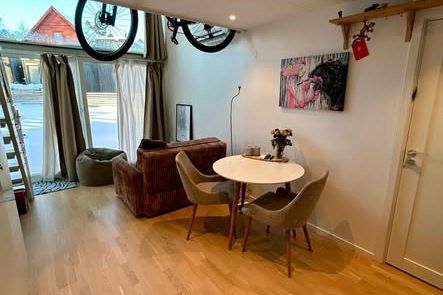 Mysigt studiohus med loft i Sollentuna
