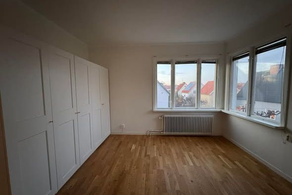 Fin 3:a med två balkonger nära sjukhuset