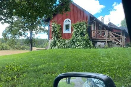 Charmigt lantligt hus på gård nära Uppsala