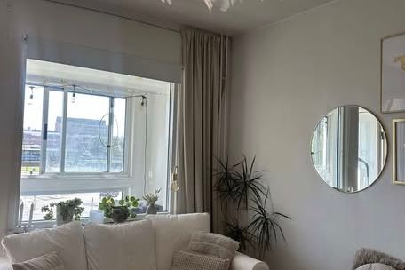 Ljus 1:a med balkong nära centrum