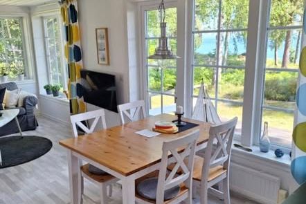 Möblerad stuga vid Vättern med utsikt