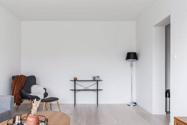 Modern 2:a med ljus och rymd i Stockholm