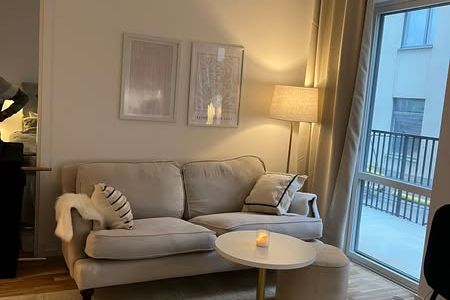 Nybyggd 2:a nära centrum med balkong och gym