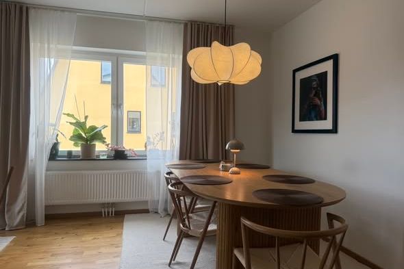 Ljust rum med egen toalett i Skälby